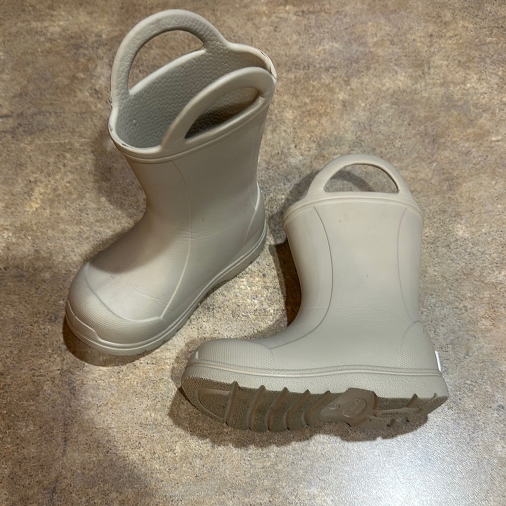 Kids Cream BearPaw Boots size 5